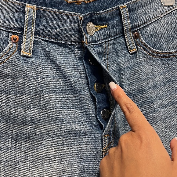 Levi’s 501 Jean Shorts - Picture 2 of 6